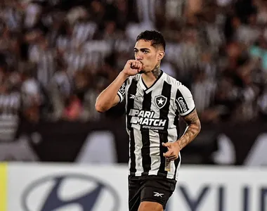 Hugo em ação pelo Botafogo