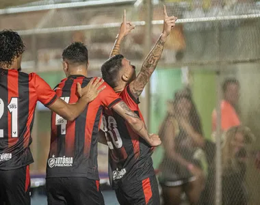 Bruno Xavier celebrando primeiro gol do Vitória na partida