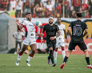 Depay e Garro foram carrascos do Vitória