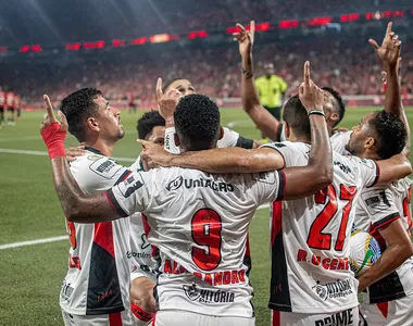 Jogadores comemorando gol contra o Athletico-PR, na vitória por 2 a 1.