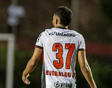 Atacante Everaldo no jogo contra o Corinthians