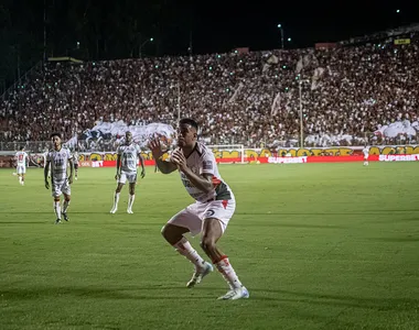 Comemoração de Alerrandro contra o Fluminense, no Barradão, no último sábado (26)