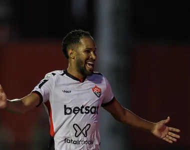 Everaldo comemora o gol marcado