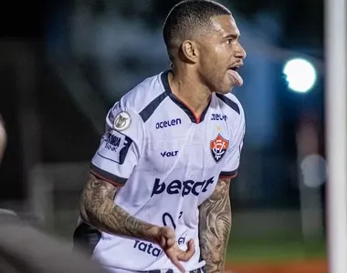 Lucas Esteves em ação pelo Vitória