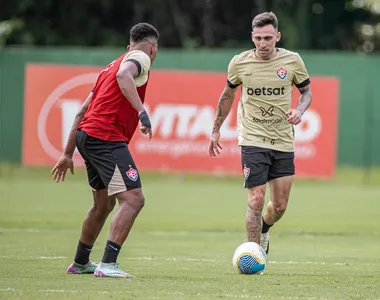 Atacante Gustavo Mosquito conduz a bola durante treino