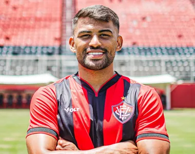 Ronald Lopes posa com camisa do Vitória no Barradão