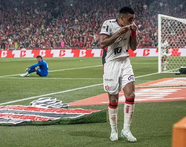 Alerrando comemorando o primeiro gol do Vitória na partida