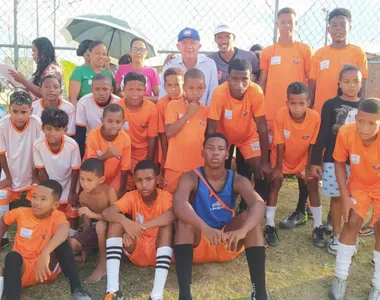 Zé Ronaldo com jovens de escolinha de futebol