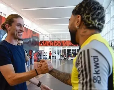 Gabigol e Filipe Luís no CT do Flamengo