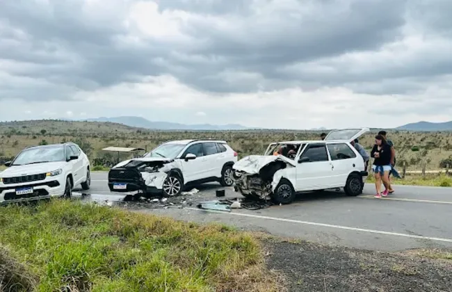 Imagem ilustrativa da imagem Acidente entre dois carros deixa um morto no interior da Bahia