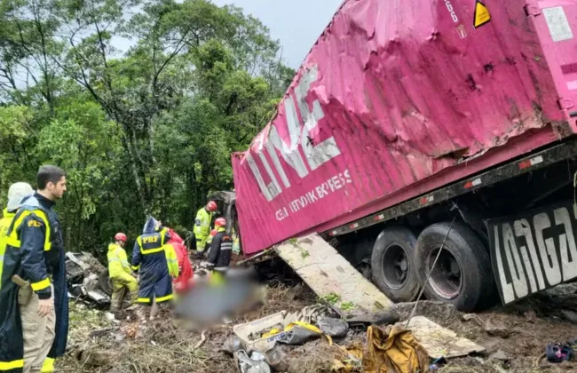 Imagem ilustrativa da imagem Carreta despenca sobre ônibus com atletas de remo e mata nove