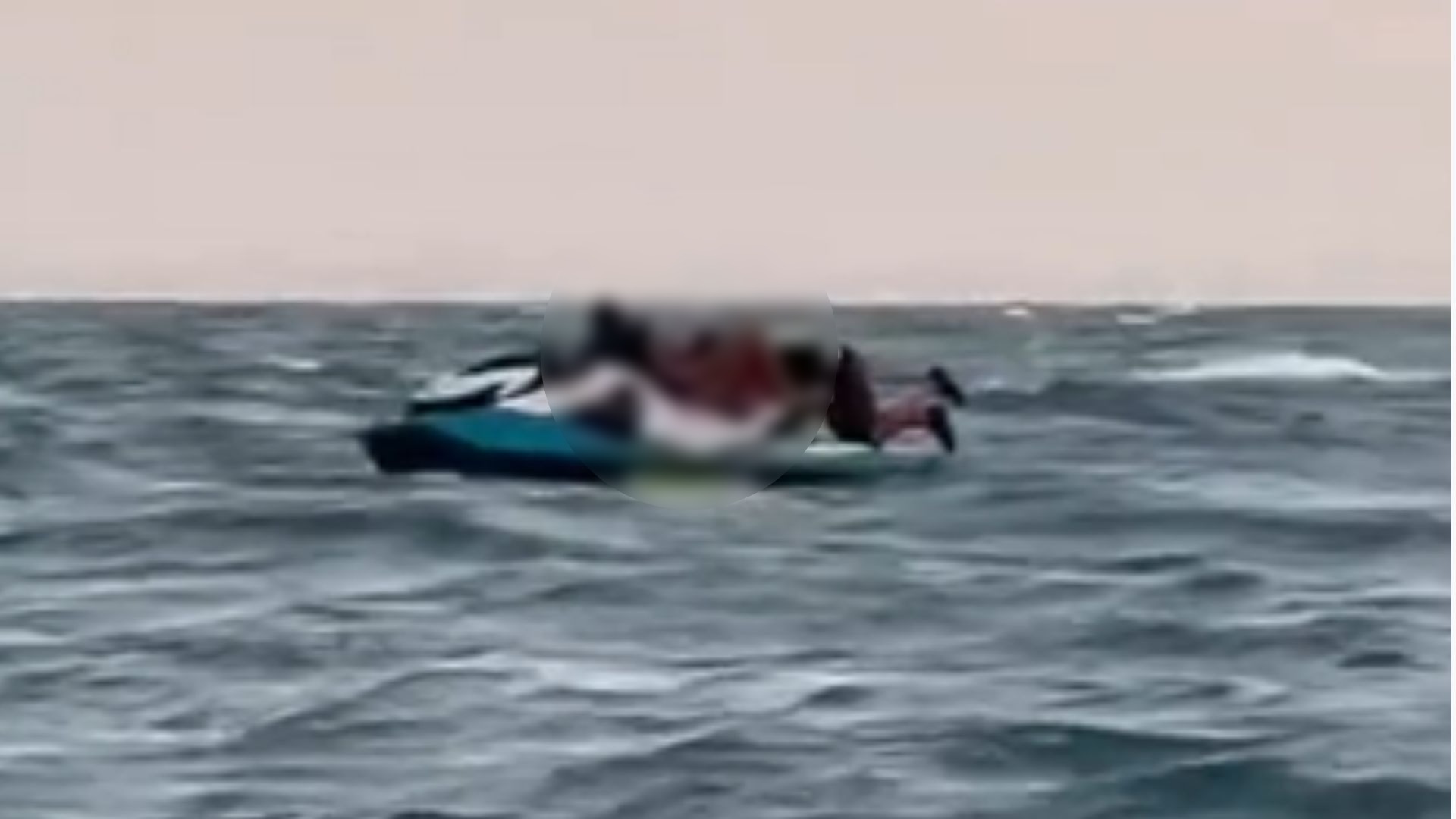 Vídeo: casal é flagrado fazendo sexo em cima de jetski em praia de ...