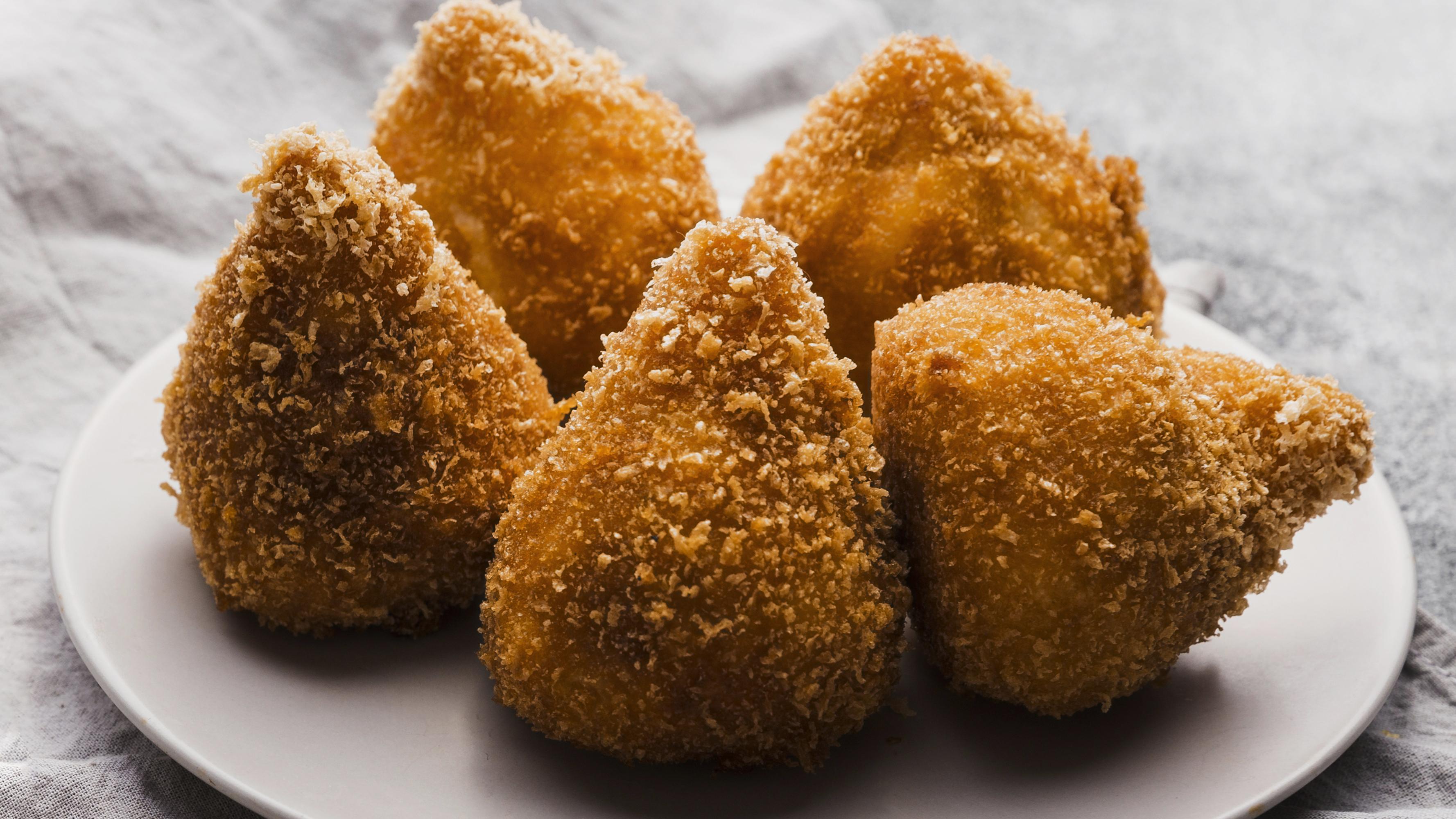 Revolta das coxinhas! Salgado 'bagaça' rosto de homem após estourar ...