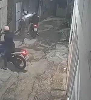 Imagem ilustrativa da imagem Assista: Dupla do mal rouba moto de morador em Mussurunga