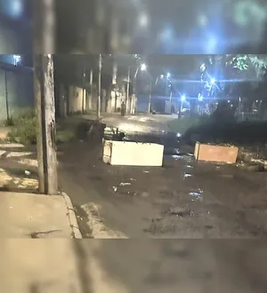 Imagem ilustrativa da imagem Comando Vermelho ergue barreiras e trava rotina de moradores