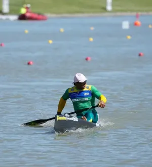 Imagem ilustrativa da imagem Isaquias Queiroz fatura medalha de ouro na Copa do Mundo de canoagem