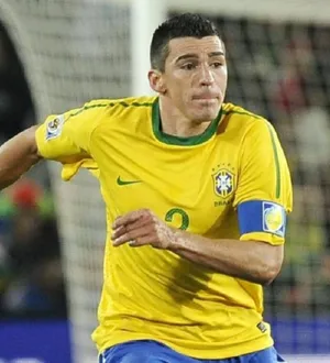 Imagem ilustrativa da imagem Zagueiro do penta é internado após sofrer acidente doméstico