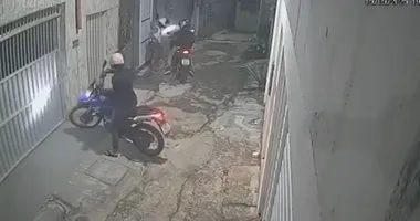 Imagem ilustrativa da imagem Assista: Dupla do mal rouba moto de morador em Mussurunga
