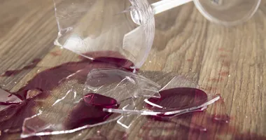 Imagem ilustrativa da imagem Idosa fica à beira da morte após se cortar com taça de vinho; Entenda