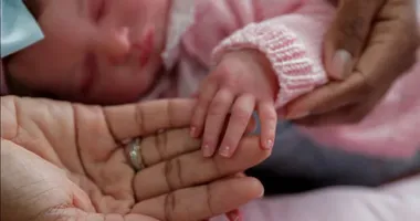 Imagem ilustrativa da imagem Prefs larga o doce sobre bebês reborn com preferência em buzus