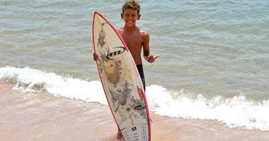 Imagem ilustrativa da imagem Surfista baiano de apenas 10 anos pode pintar do Guiness Book; entenda