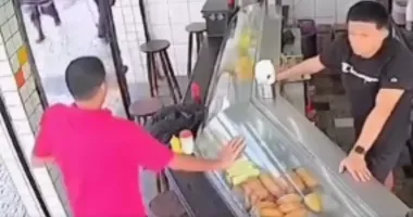 Imagem ilustrativa da imagem Vídeo: homem morre após ter infarto em lanchonete e ninguém ajudar
