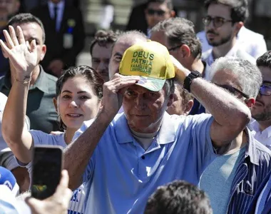 Bolsonaro esteve no meio da aglomeração