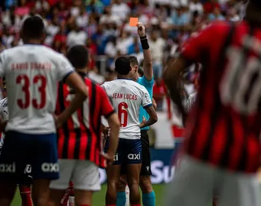 Juiz de campo foi chamado ao VAR para analisar a expulsão.