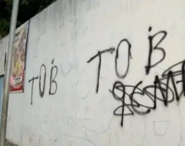 Muro pichado fica na Avenida Vasco da Gama