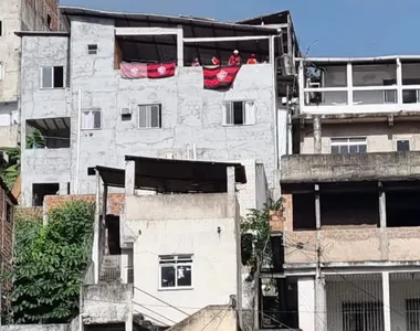 Torcida rubro-negra marca presença nas varandas ao redor da Fonte Nova