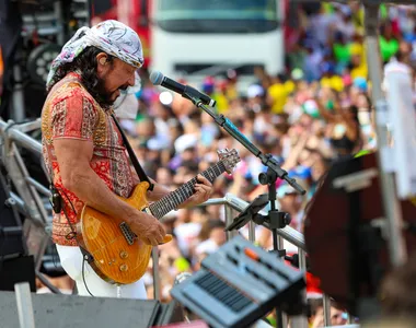 Bell Marques deu início ao desfile do trio elétrico 'Vumbora'