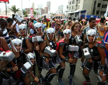 Foliões fantasiados de Thor no Furdunço em Salvador