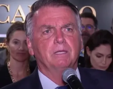 Jair Bolsonaro se emocionou ao falar da situação do filho