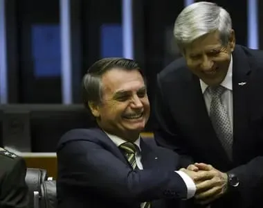 Ex-presidente Jair Bolsonaro ao lado do ex-ministro Augusto Heleno