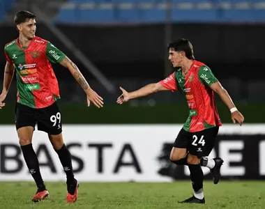 Jogadores do Boston River comemoram o gol da vitória sobre o Ñublense no jogo de ida