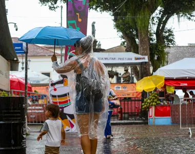 Foliões correrem para se ‘entocar’ em bares e restaurantes.