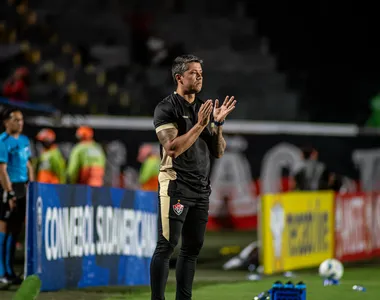 Thiago Carpini durante o jogo contra o Defensa y Justicia, no Barradão