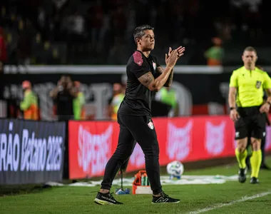 Treinador comentou o lance que deixou a equipe com um jogador a menos