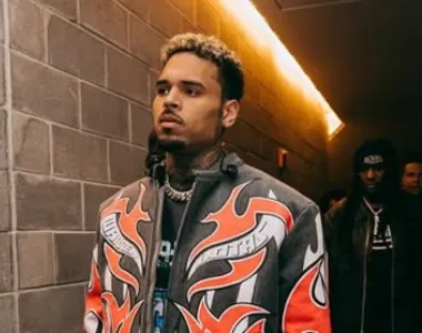 Chris Brown foi solto na manhã desta quarta-feira (21)