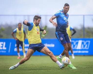 Everaldo foi relacionado, mesmo estando em negociação com o Fluminense