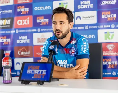 Everton Ribeiro durante entrevista coletiva nesta terça-feira (11)