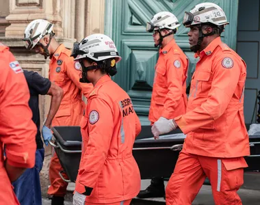 Corpo de Bombeiros em ação durante resgate das vítimas