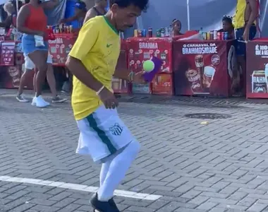 Manuel fazendo embaixadinhas durante o Carnaval