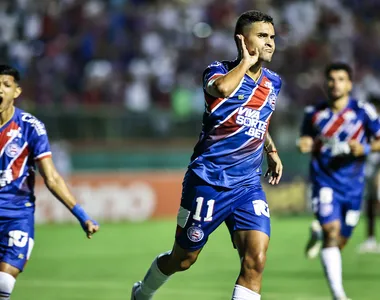 Nestor comemorando primeiro gol do Esquadrão na partida