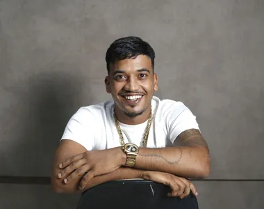 Dejota na Voz é cantor de pagodão, motoboy e compositor
