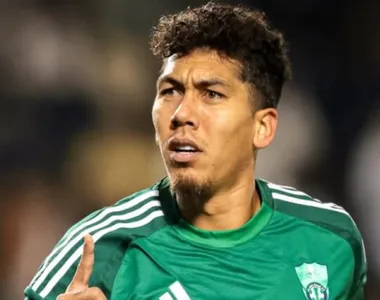 Roberto Firmino em ação pelo Al Ahli