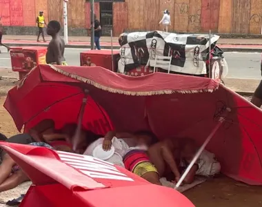 Vendedores de bebidas descansam entre um turno e outro do Carnaval de Salvador