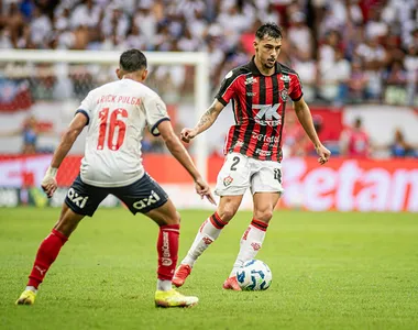 Claudinho perdeu disputa com Erick Pulga no primeiro gol do Bahia