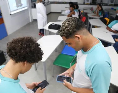 Celulares estão proibidos dentro da escola