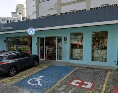 Farmácia fica localizada na Rua Sabino Silva, na Ondina, em Salvador